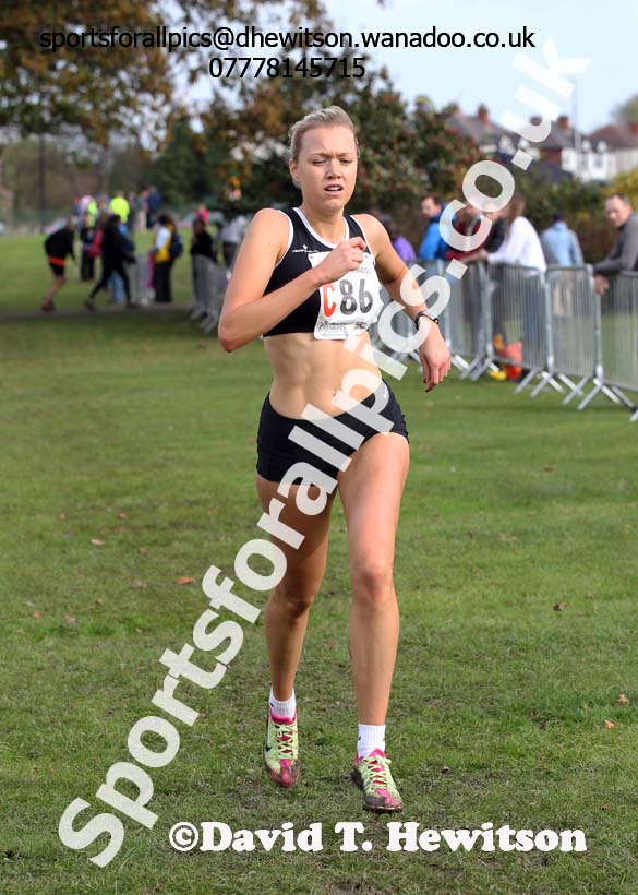 Robyn Lanceley bring Rotherham home to victory in the senior womens Northern Cross Country Relays. Photo: David T. Hewitson/Sports for All Pics